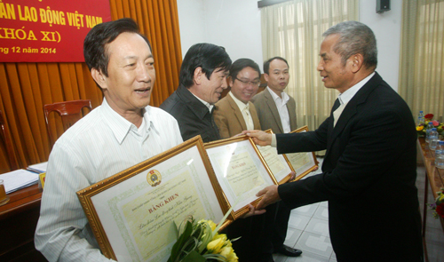Продолжается оказание помощи рыбакам в районах островов Хоангша и Чыонгша